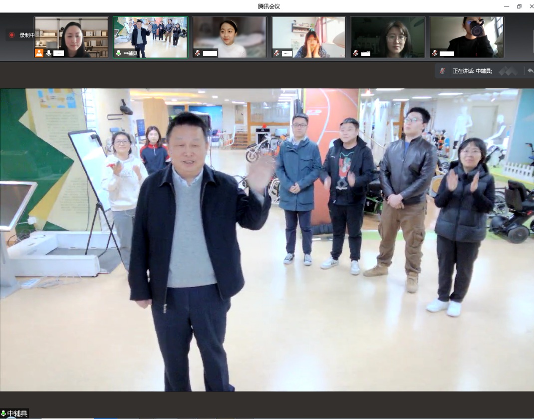 图为中心副主任董理权讲解