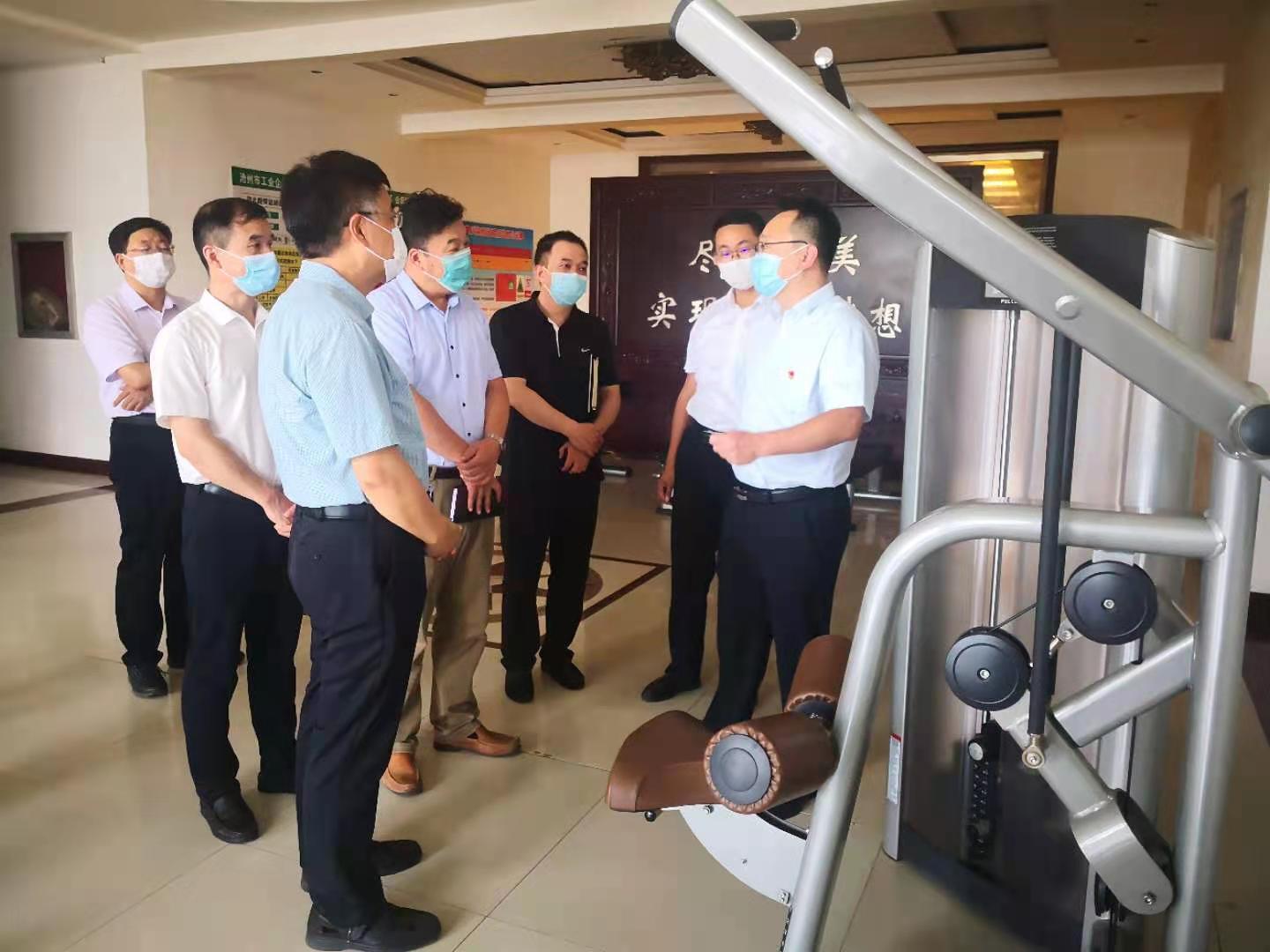 图为调研辅具研发扶贫基地