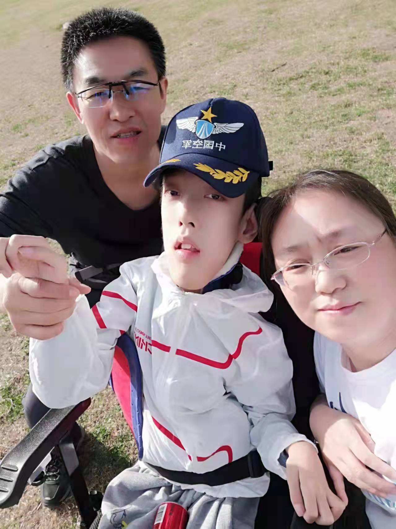 图为益凡和爸爸妈妈一起出门踏青