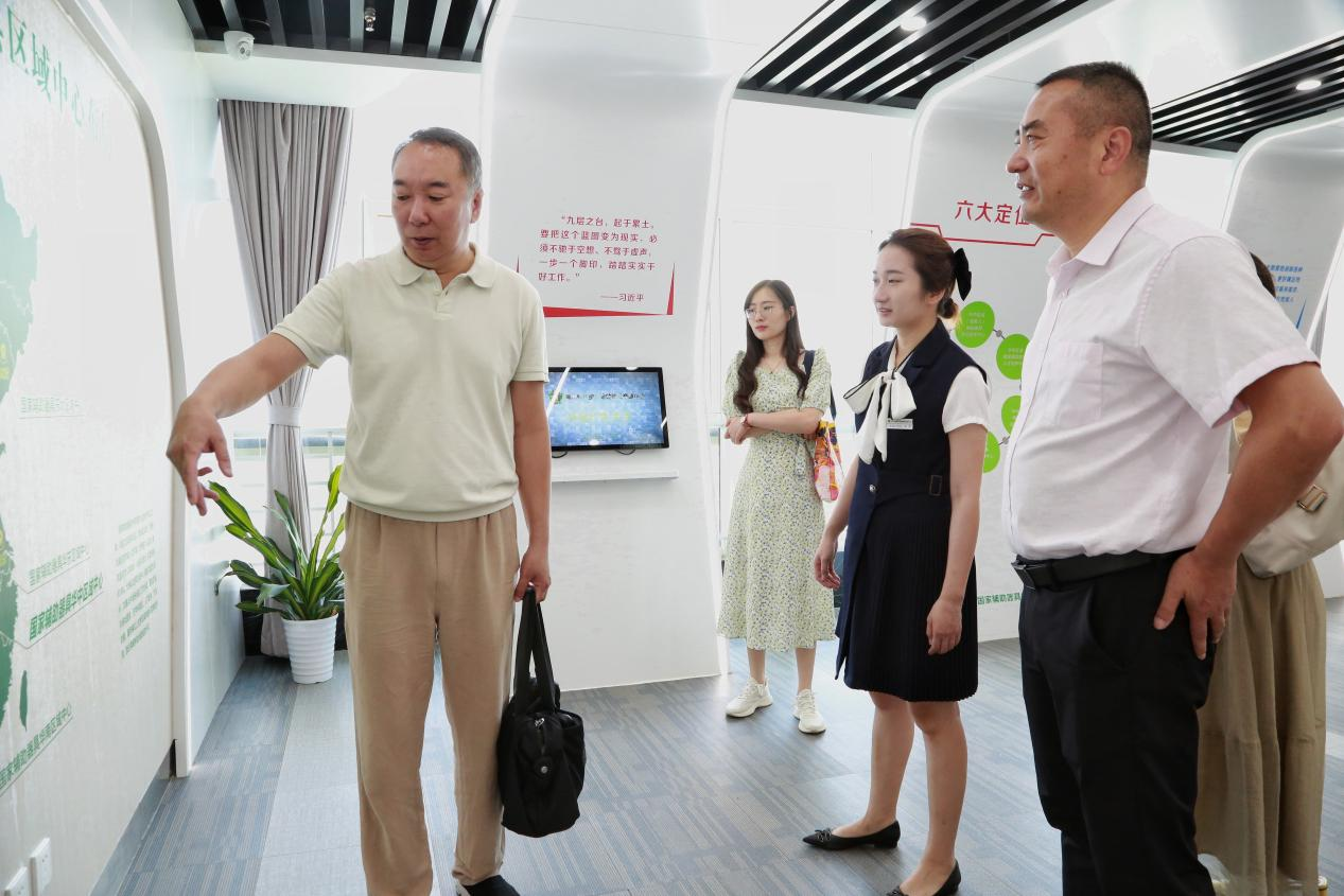 图为调研组参观中心十二楼文化长廊
