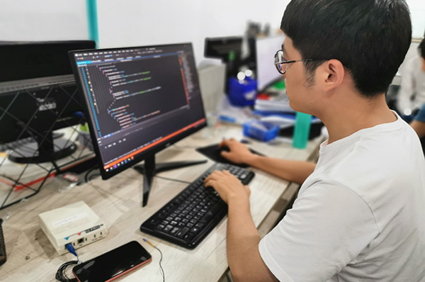 图为科研人员在进行智能视障产品调试