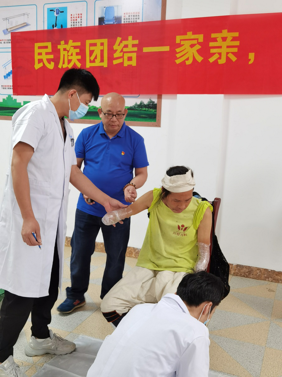 图为自治区残疾人辅具中心副主任周建勋指导技术员为白裤瑶同胞的上肢假肢适配取模