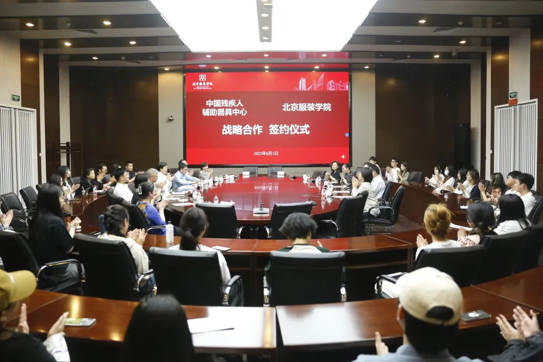 图为战略合作签约仪式现场