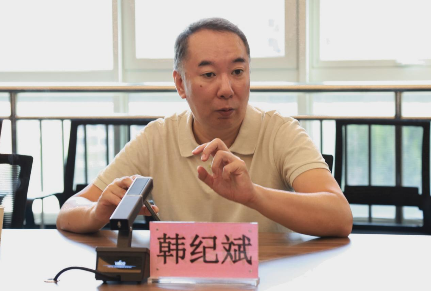 图为中国残联康复部副主任韩纪斌讲话