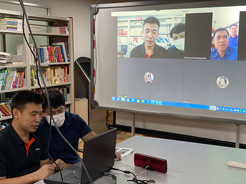 图为和老挝国家医疗康复中心进行视频连线