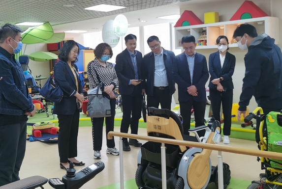 图为参观中心辅具展厅