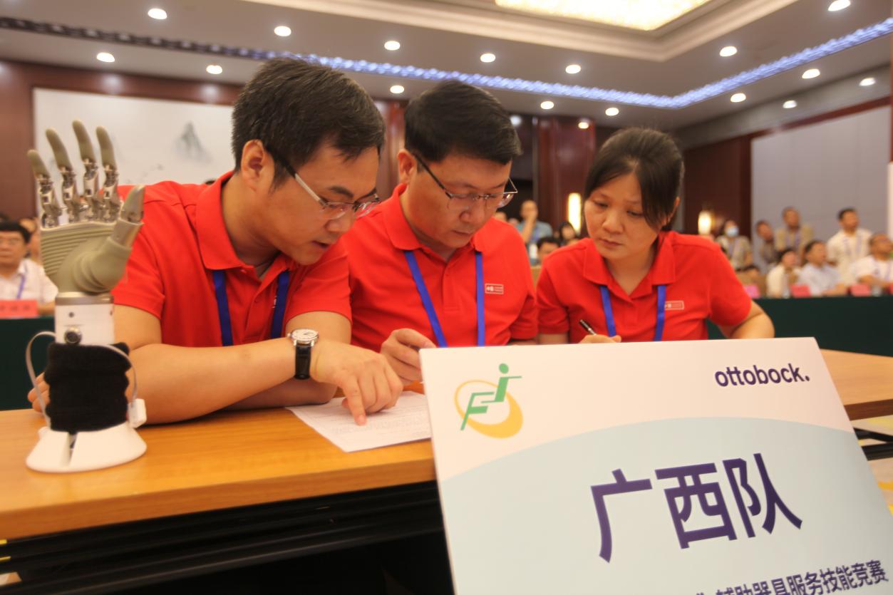 比赛现场学员正在制定方案