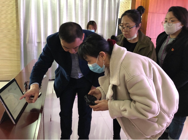 图为视知觉康复辅具训练系统体验现场