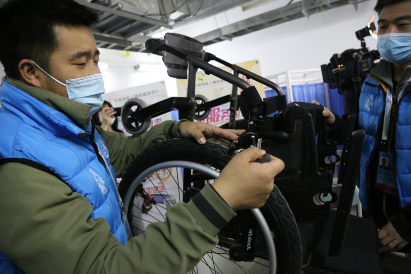 相约北京冬季体育系列测试活动轮椅冰壶维修站