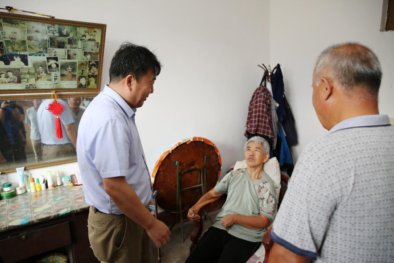 图为走访慰问残疾人