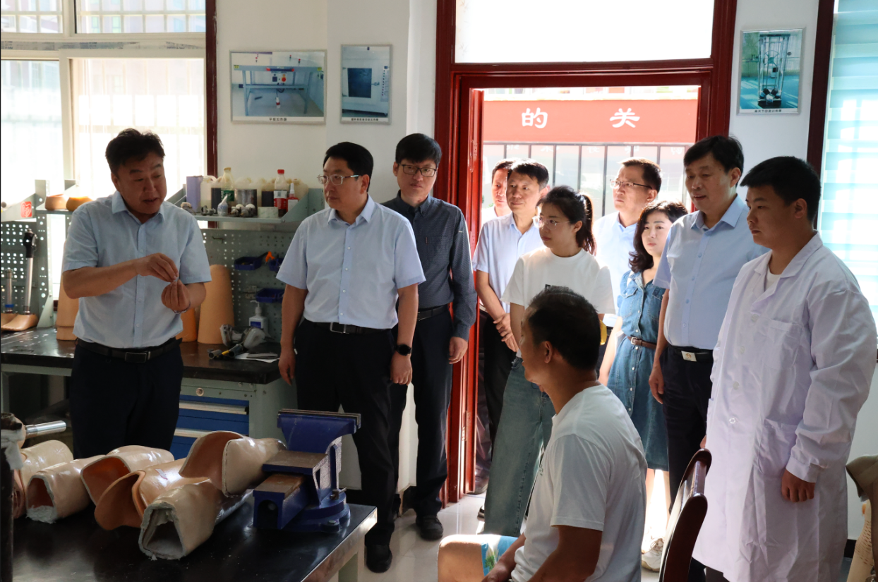 图为调研残疾人辅助器具服务机构