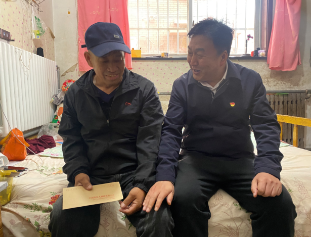 图为走访慰问残疾人