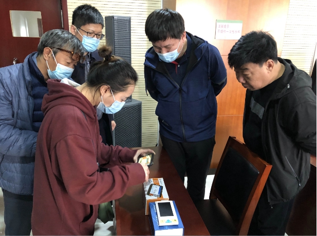 图为助视器体验现场