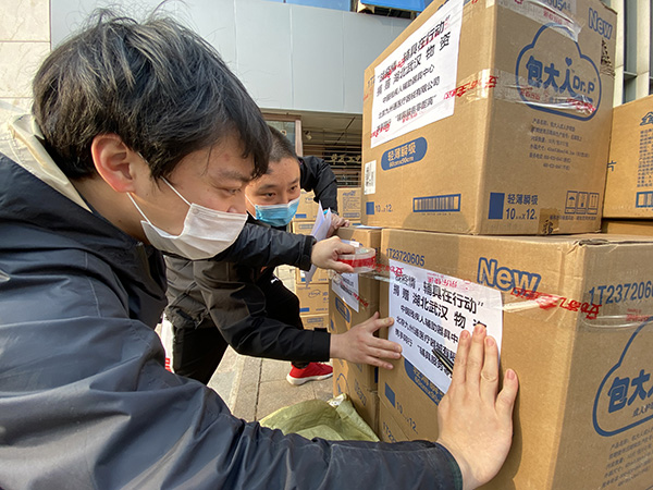 图为中国残疾人辅助器具中心工作人员正在清点待配送辅具产品及防疫物资