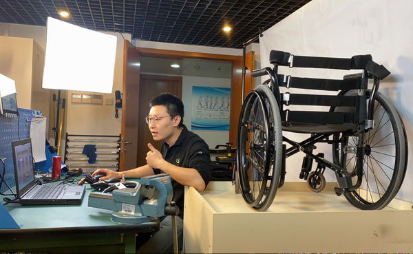 图为中心技术人员在进行线上直播