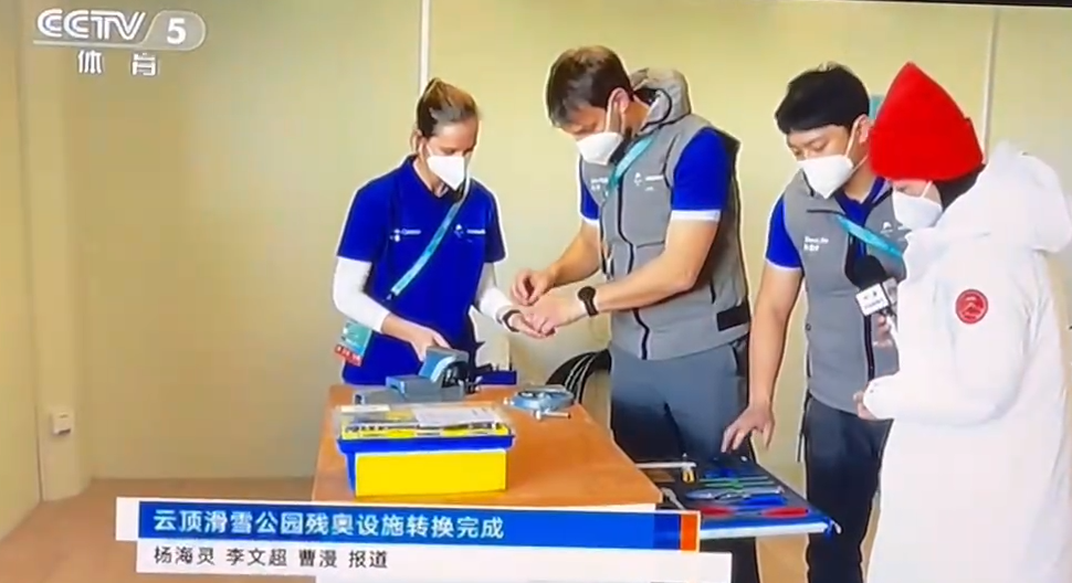 图为维修技师接受中央电视台记者采访