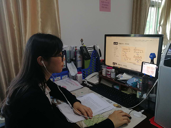 图为基层辅助器具服务机构的辅助技术人员正在进行远程培训学习