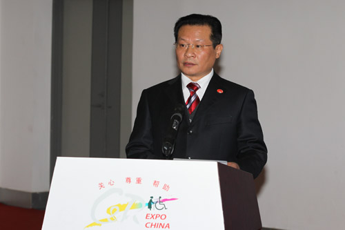 图为中国残联副理事长孙先德出席开幕式并讲话