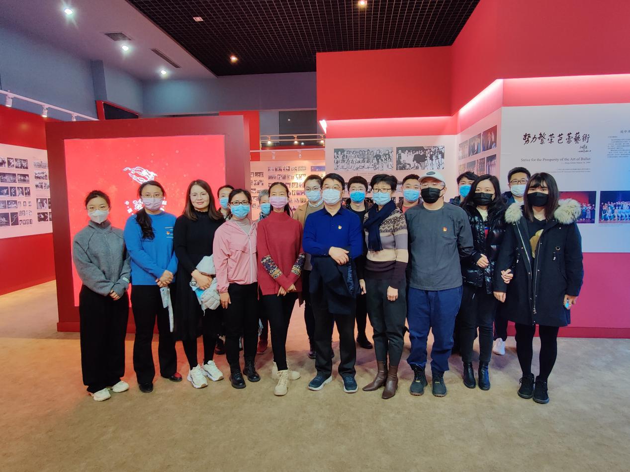 图为参观后合影