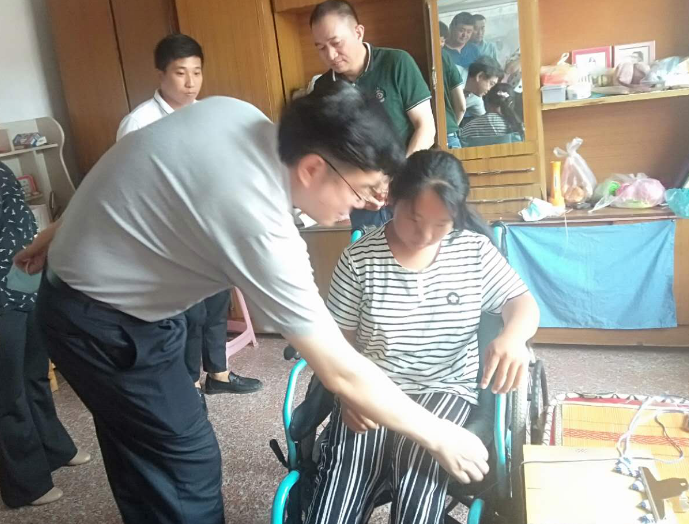 图为走访困难残疾人