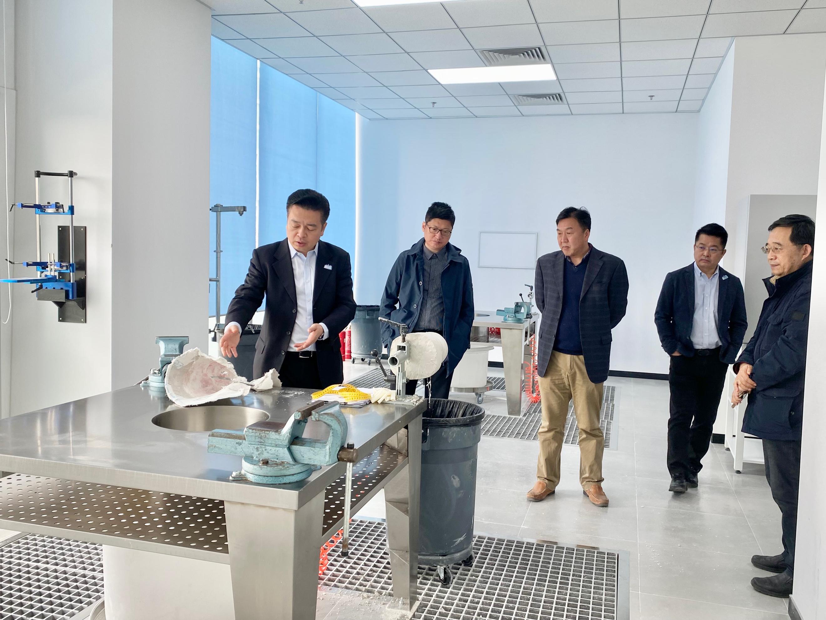 图为参观奥托博克适配服务中心