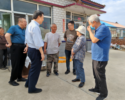 图为走访残疾人家庭