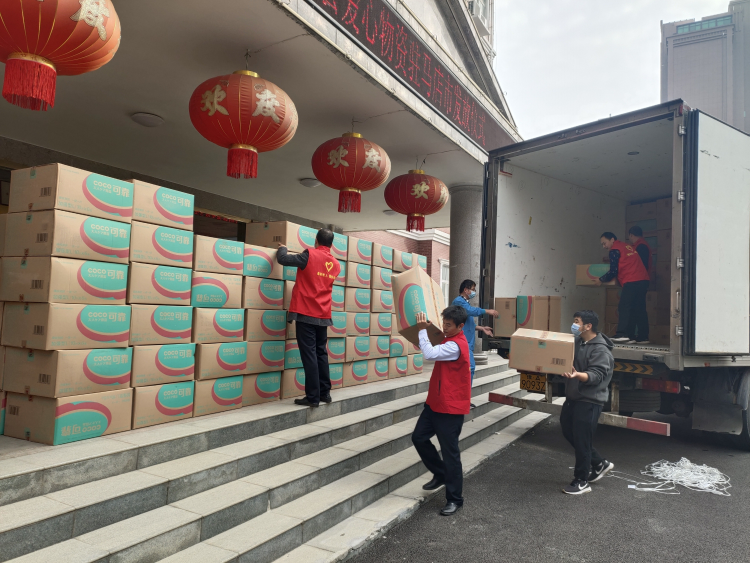图为工作人员搬运捐赠品