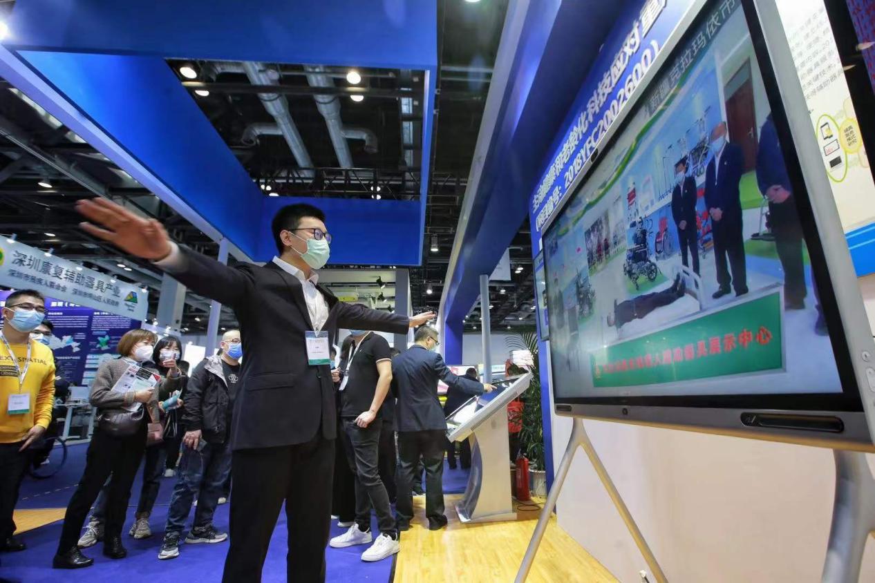 图为远程辅具适配演示现场