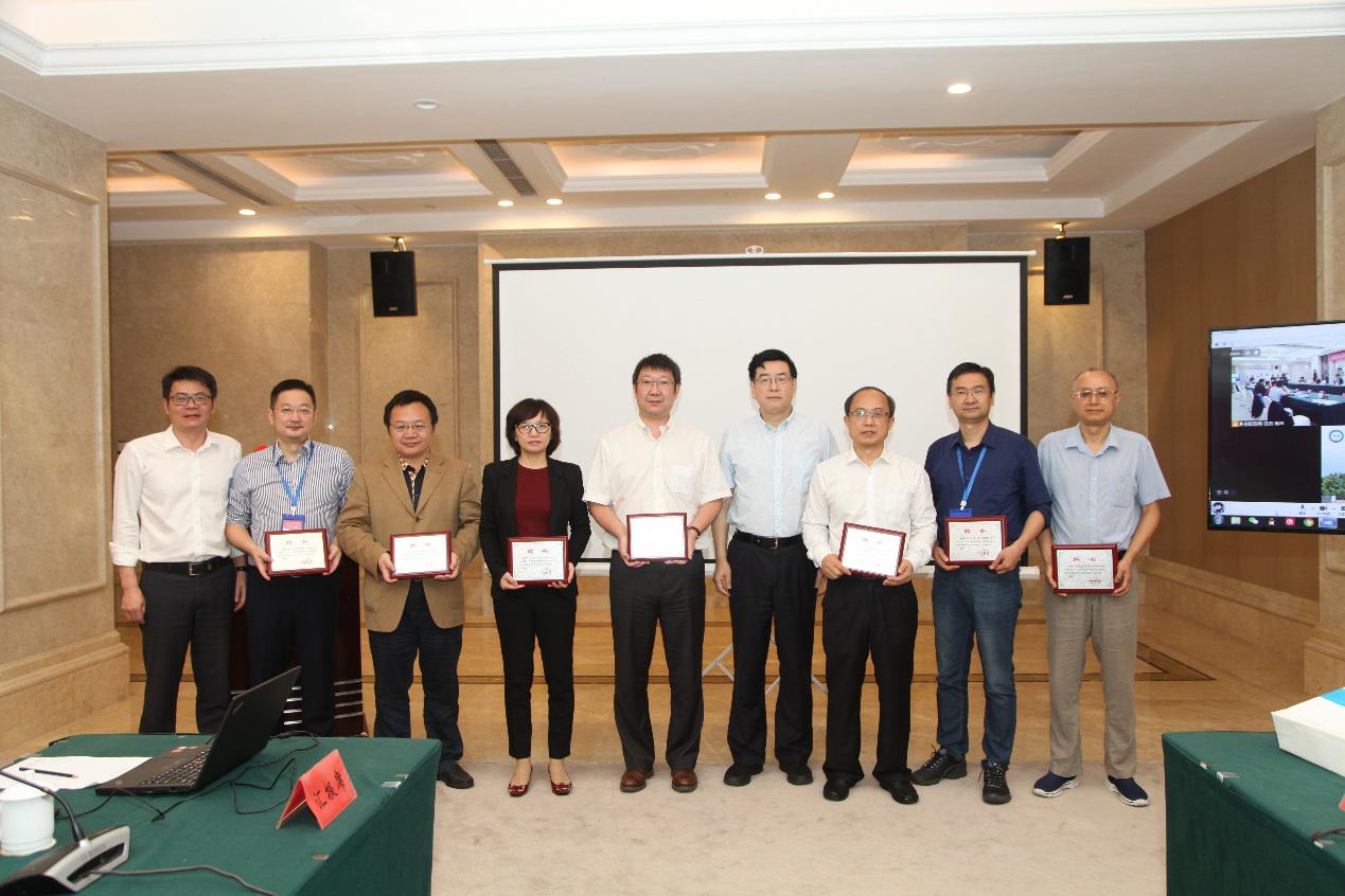 图为项目指导专家颁发证书