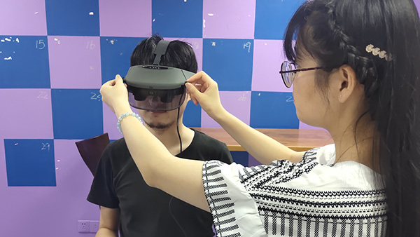 图为科研人员在进行智能视障产品调试