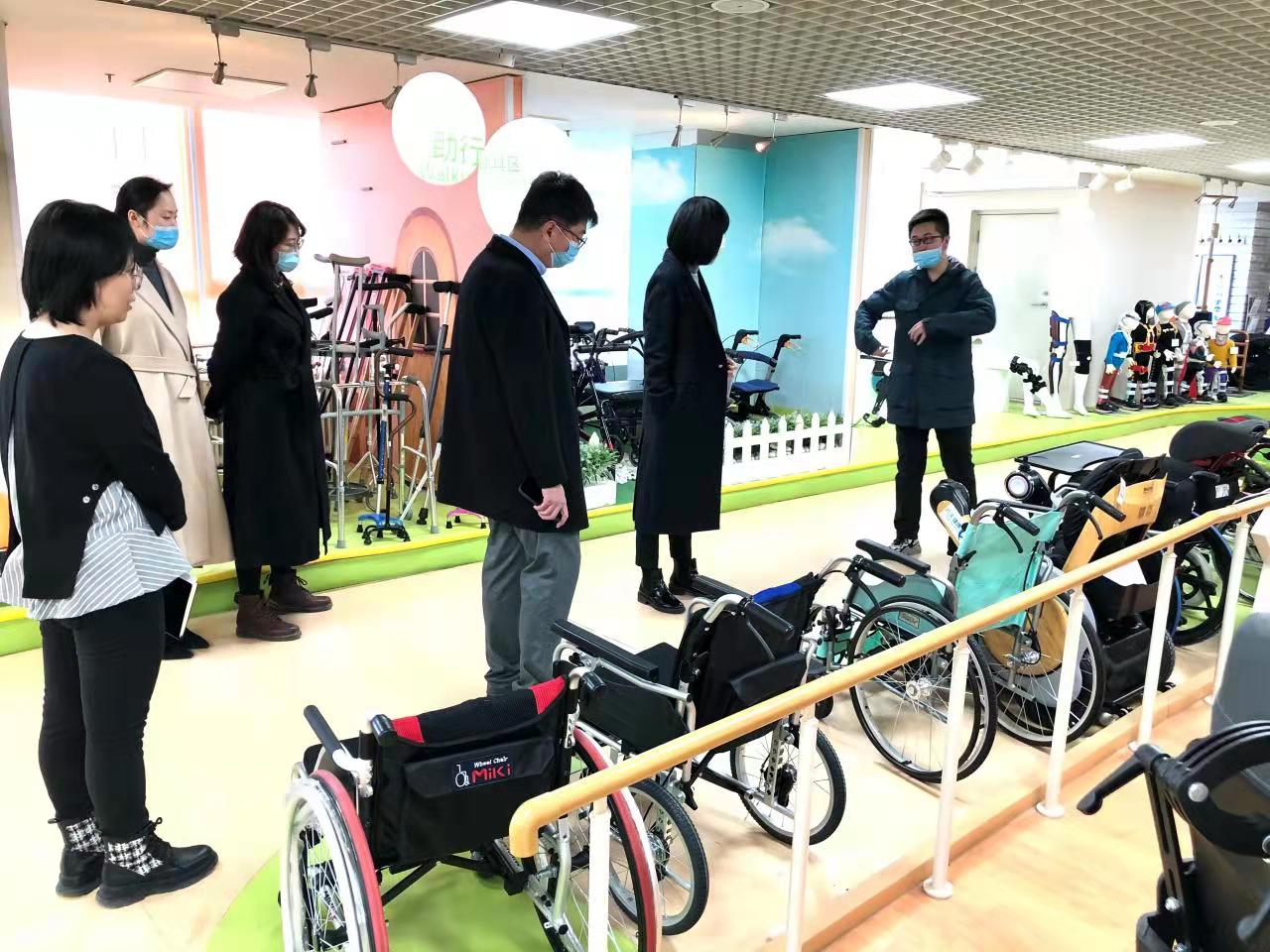 图为参观展厅现场