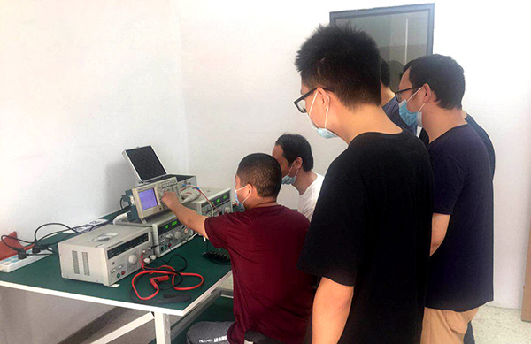 图为科研人员在进行智能视障产品调试