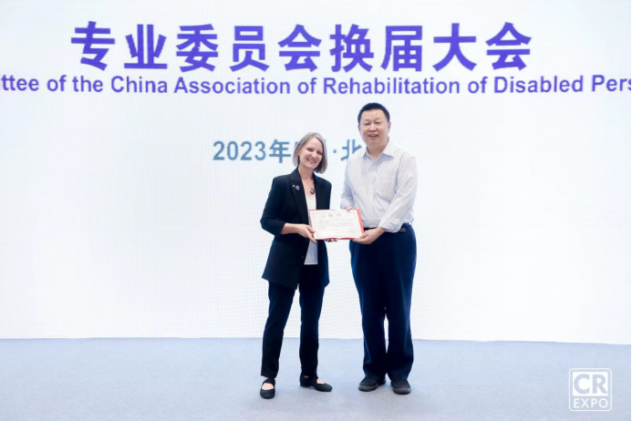 为特邀顾问颁发证书