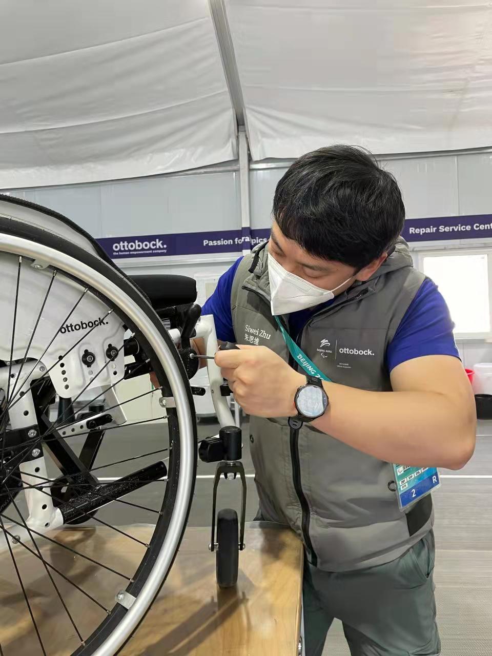 图为维修技师在维修工作中