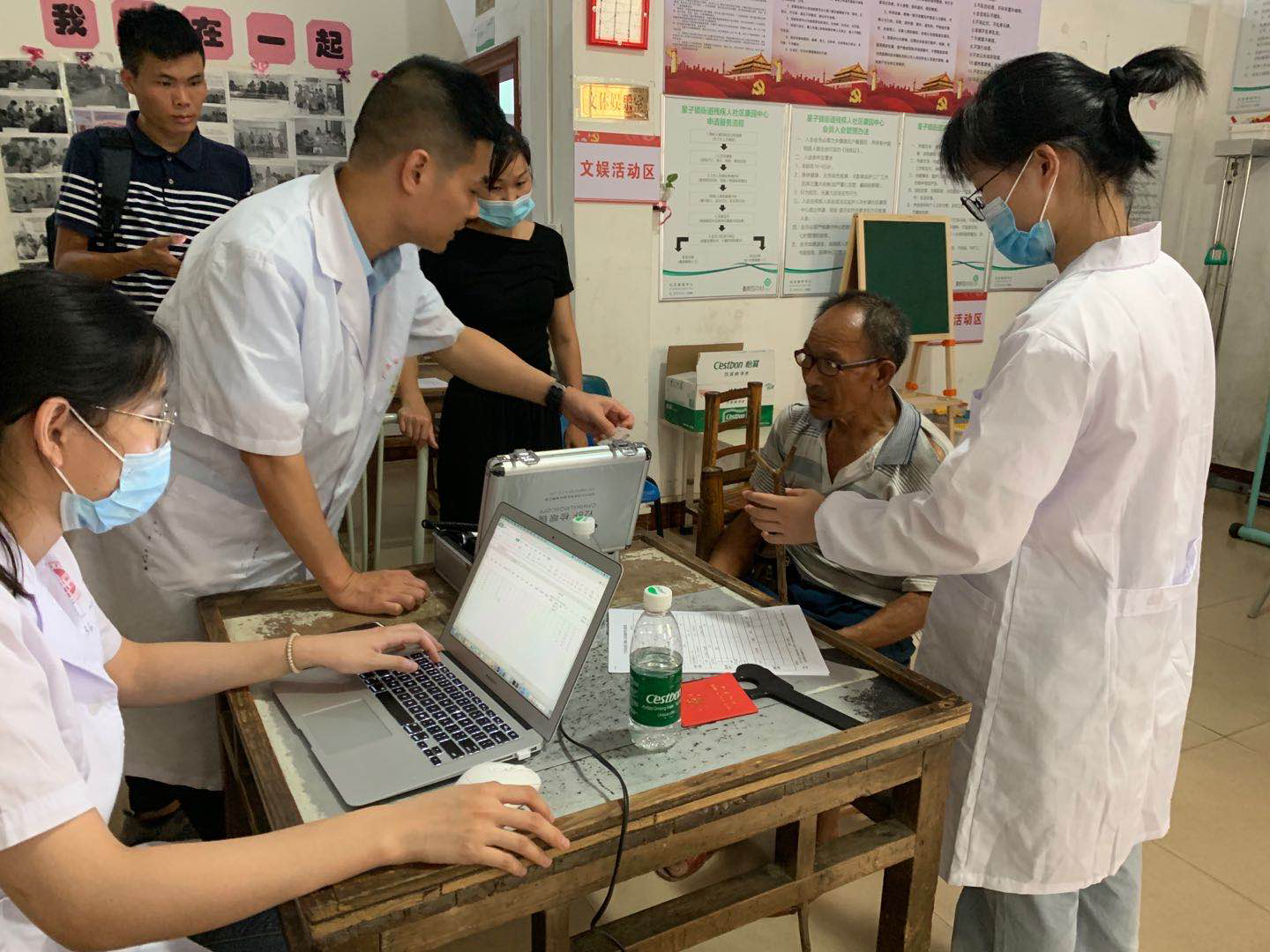 图为人工智能视力辅具适配现场