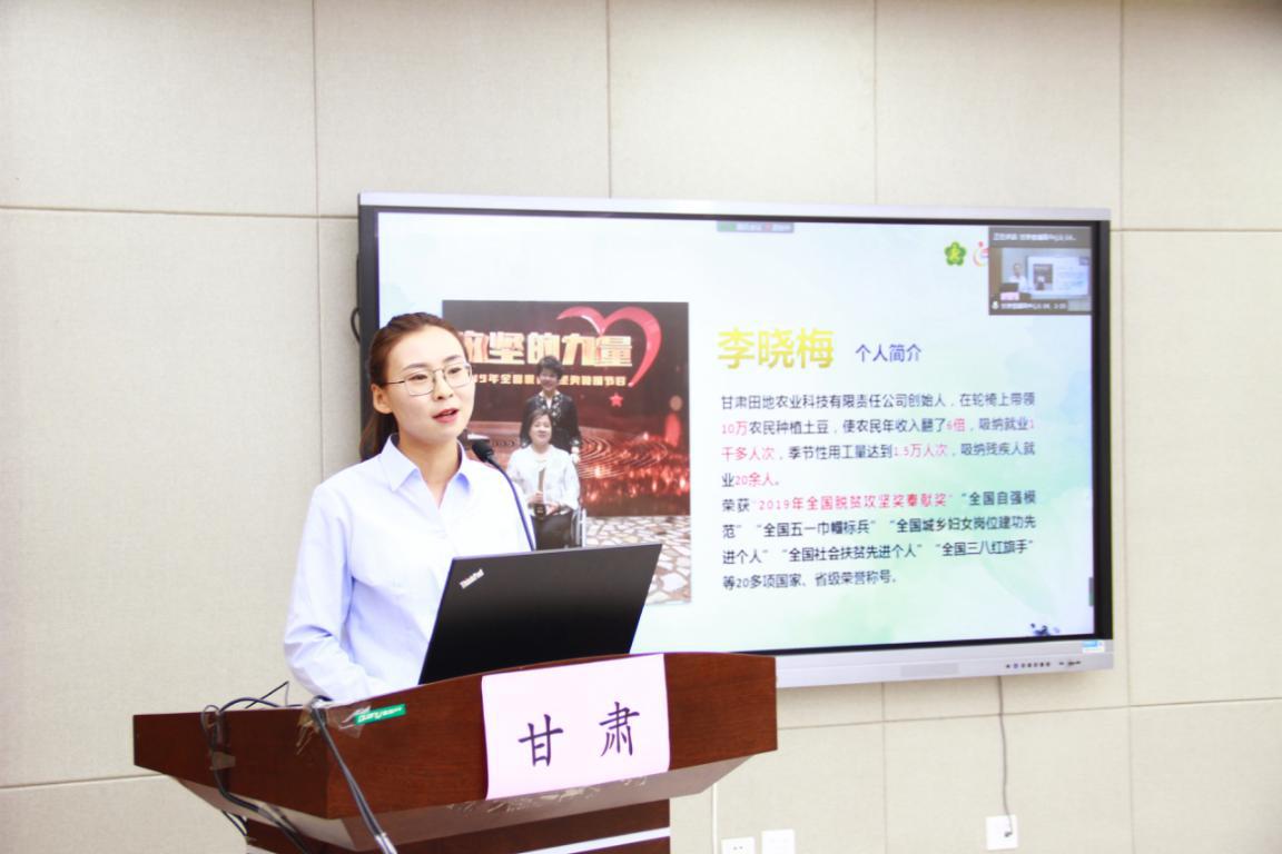 图为讲解员正在介绍辅具助力脱贫攻坚案例