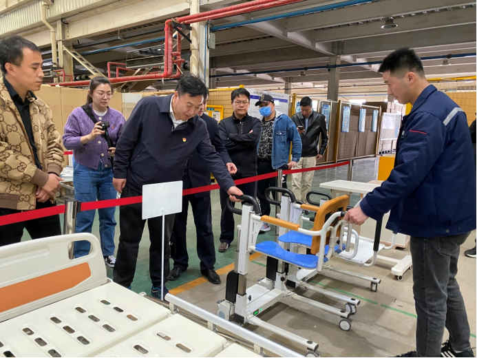 图为参观调研企业