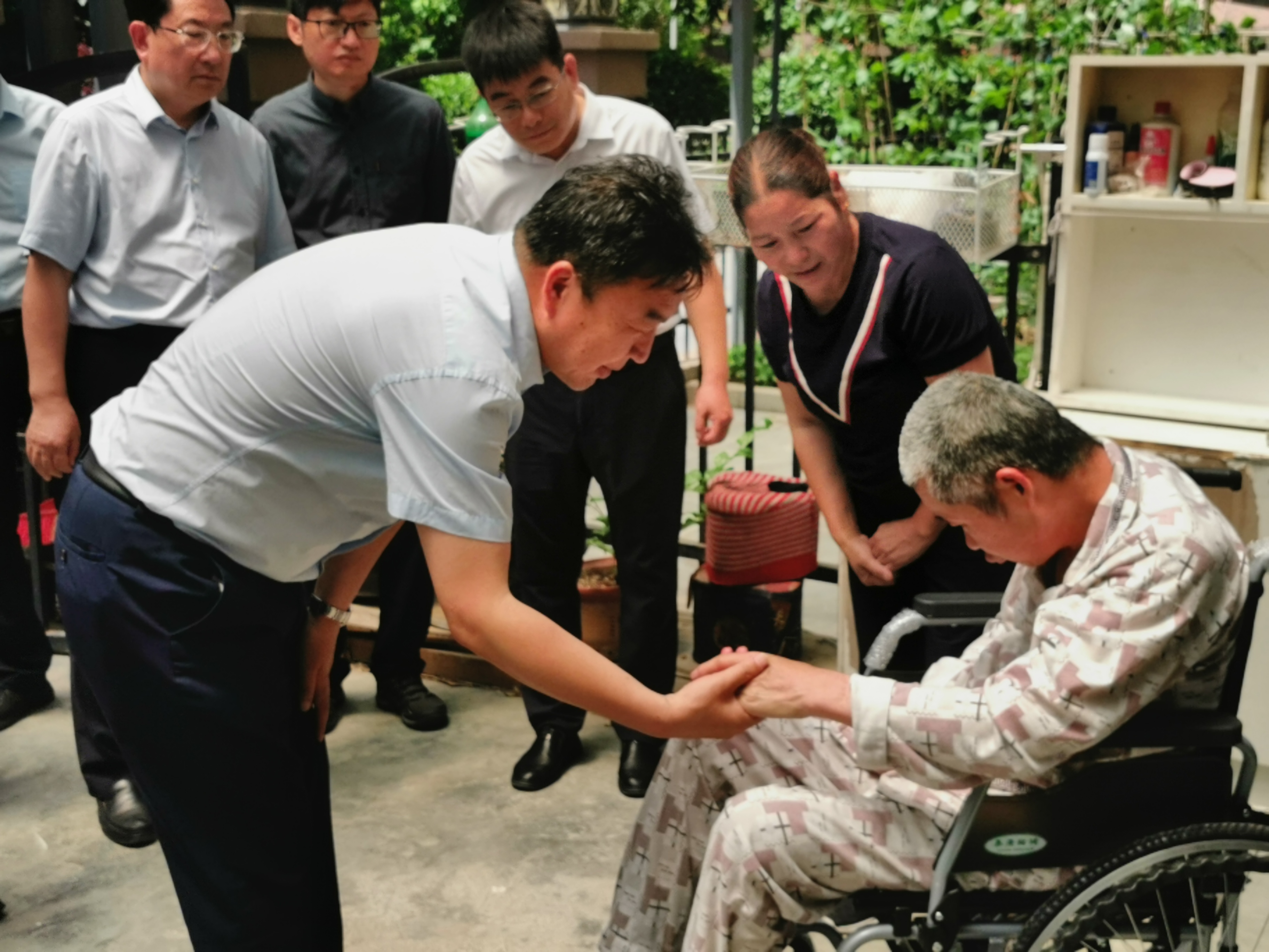 图为入户走访残疾人