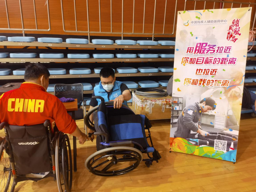 图为为举重运动员提供辅具维修保障