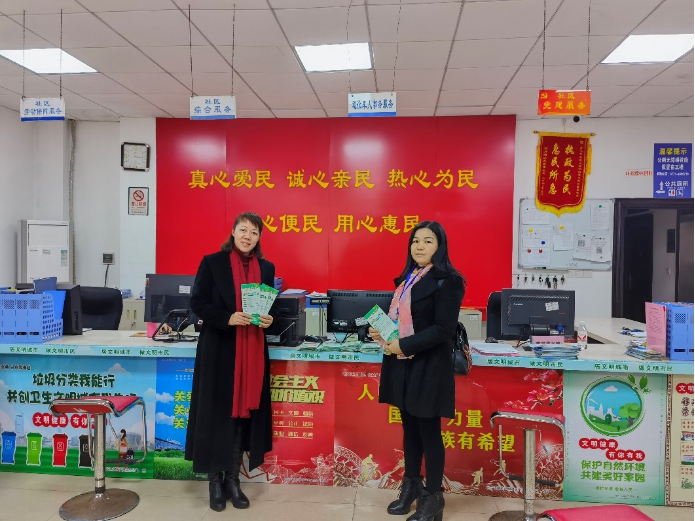 图为自治区辅具中心主任谢江斌为试点社区送宣传手册