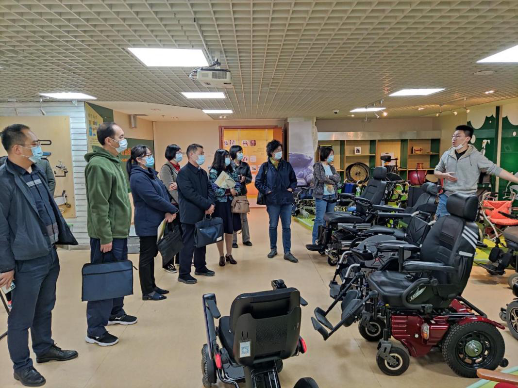 图为适配技术研究室专业技术人员为参观人员讲解