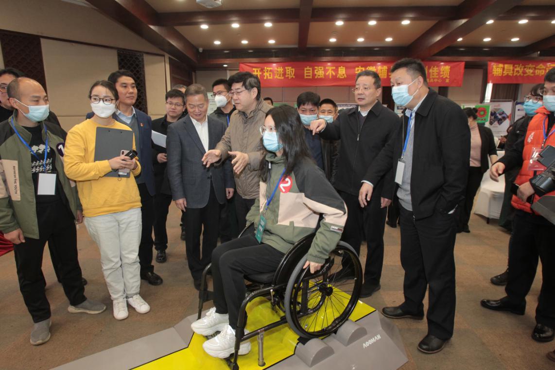 图为选手正在进行轮椅训练操作