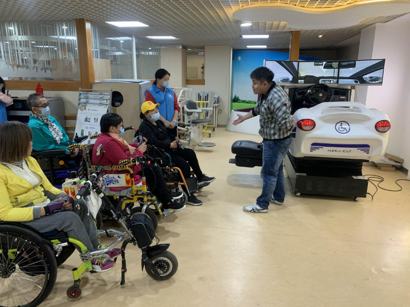 中心技术人员讲解残疾人模拟驾车装置