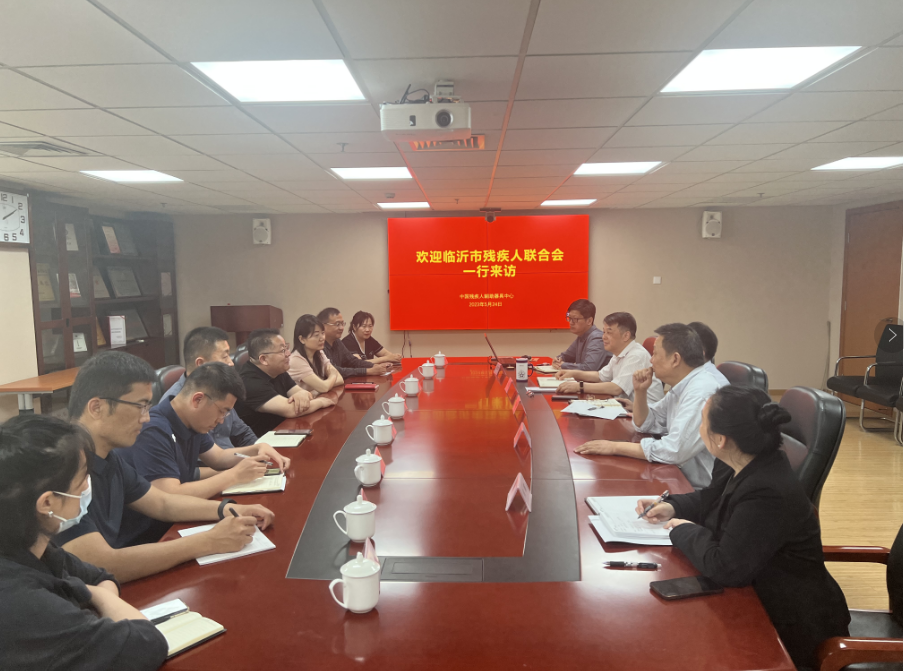 图为座谈会现场