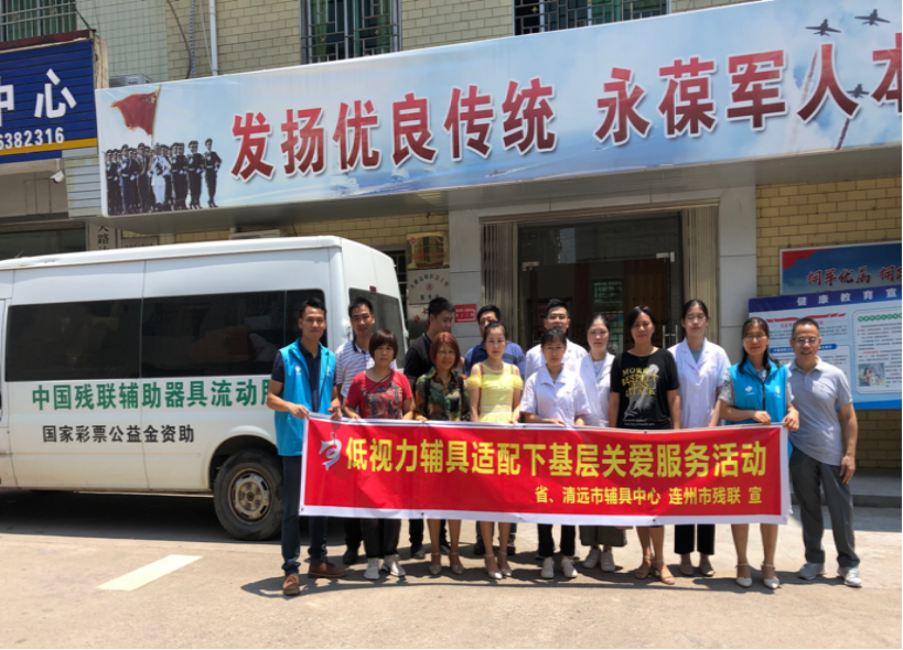 图为全体工作人员合影