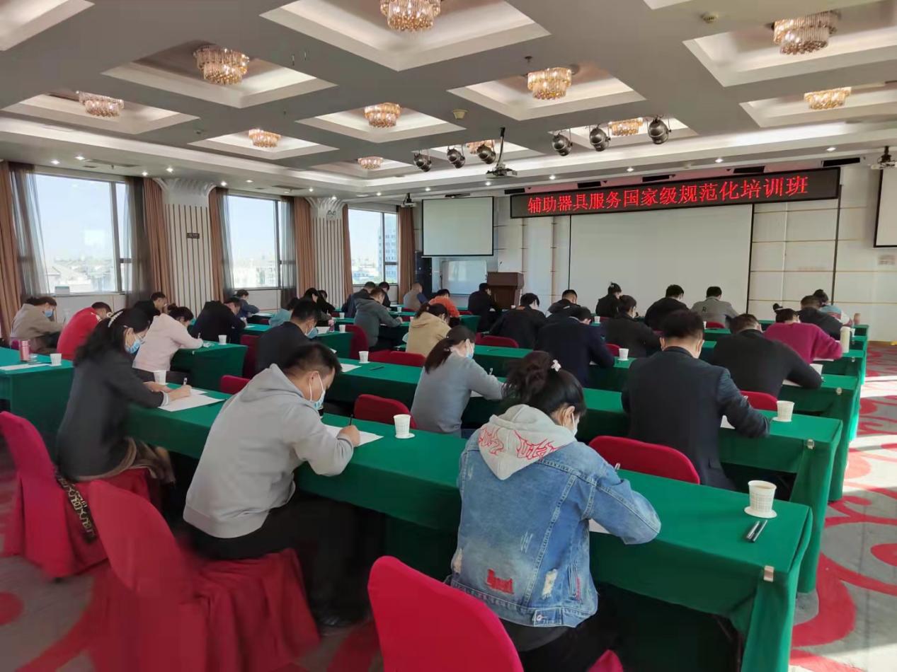 图为结业考试现场